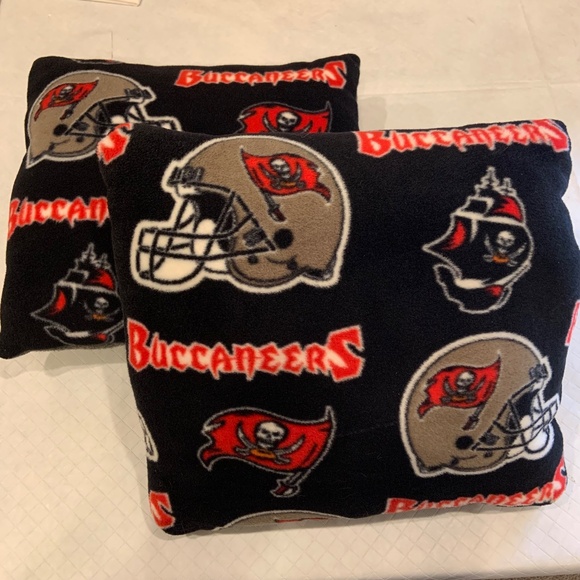Tampa Bay Buccaneers Logo Helmet Flag Pattern Fleece Pillows Set of Two 13"x13" - Picture 2 of 15